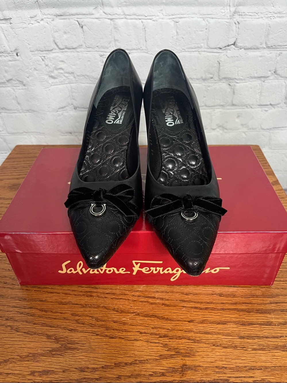 Salvatore Ferragamo Beverly Nero Napa Quilted Cap Gancini Charm Heels Sz 8.5 C